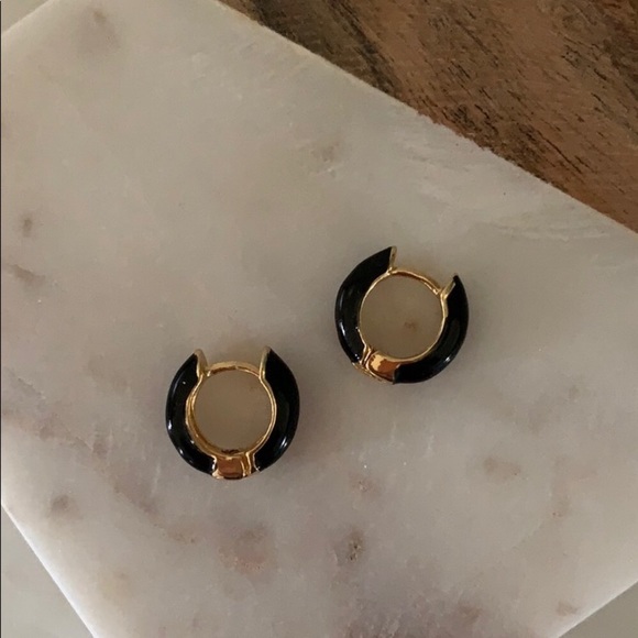 Gold huggy hoop earrings - Picture 7 of 8